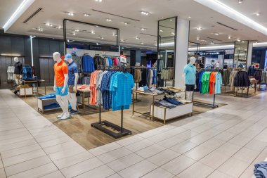 Tommy Hilfiger erkek giyim reyonu Macy 's' de mankenler, organize raflar ve parlak iç aydınlatma ile. - New York. ABD. 