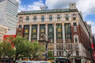 Iconic Macy 'nin New York' taki Herald Square 'deki binasının cephesinde tarihi mimari ve Amerikan bayrakları yer alıyor. - New York. ABD. 