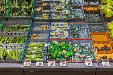 Taze salatalık, avokado ve paketlenmiş sebzeler süpermarket kasalarında sergileniyor.. 