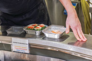 Marketin paslanmaz çelik yüzeyinde alüminyum tepsilerde hazır karides tabakları olan deniz ürünleri tezgahı.. 