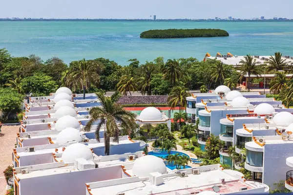 Turkuaz lagün Karayip denizi ve palmiye ağaçları yakınında kubbeli çatıları olan tropikal villaların hava manzarası. Meksika mı? Cancun..