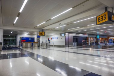 Delta Havayolları New Jersey 'deki Newark Liberty Uluslararası Havalimanı' nın giriş kapısı. New Jersey 'de. ABD.