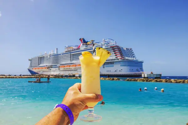 Turkuaz su, Karayip Denizi ve yolcu gemisine karşı ananas ve portakallı alkol kokteyli. Curacao.