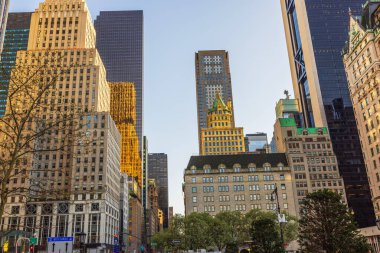 Baharda gün batımında Central Park yakınlarındaki Manhattan gökdelenlerinde altın yansımalar. - New York. ABD.