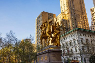 New York 'ta Kanatlı Zafer' in önderliğinde parıldayan General William Tecumseh Sherman 'ın altın atlı heykeli. ABD.