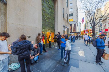 Manhattan 'da Beşinci Cadde' deki LEGO mağazasının önünde kalabalık bir bahar öğleden sonrasında kuyrukta bekliyor. - New York. ABD.