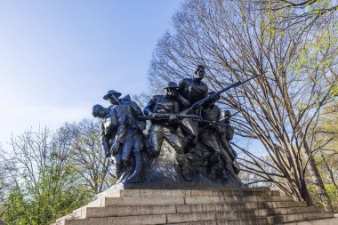 New York 'taki 107. Piyade Alayı' nın anısına taştan bir kaideye monte edilmiş, savaşta ilerleyen askerlerin bronz heykeli. - New York. ABD.