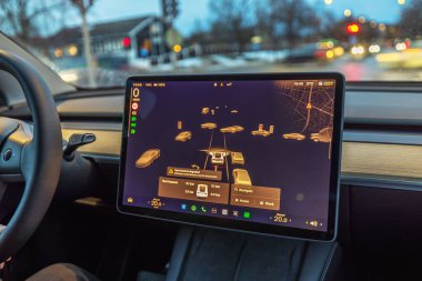 Tesla Model Y dokunmatik ekran görüntüleme, otomatik pilot görselleştirme, araçlar, trafik ışıkları ve gece çevresi tespit. 