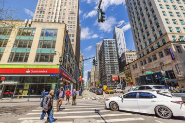Manhattan şehir merkezinde, New York 'ta, gökdelenleri, yayaları ve yaya geçidinde arabaları olan kalabalık bir sokak manzarası var. - New York. ABD. 