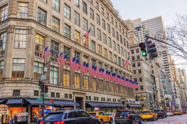Saks Fifth Avenue mağazası. New York 'ta Amerikan bayrakları var. - New York. ABD. 