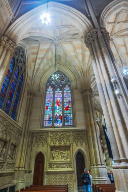 St.Patrick Kilisesi 'nin içinde vitray camlar ve taş oymalar olan Gotik bir katedral. - New York. ABD. 