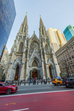 Akşam ışığında Gotik mimari ve şehir binalarıyla St. Patricks Katedrali cephesi. - New York. ABD.