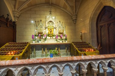 Kilisenin sunağında dini simgeler, mumlar ve St. Patricks Katedrali 'nin içinde taze çiçekler olsun. - New York. ABD. 