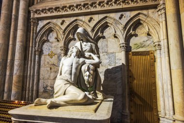 Aziz Patrick Katedrali 'nde çarmıha gerildikten sonra İsa' yı tutan Bakire Meryem 'i tasvir eden Mermer Pieta heykeli. - New York. ABD. 