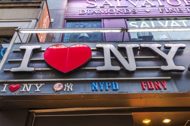 Yankees, NYPD ve FDNY 'nin ön cephelerinde kırmızı kalp sembolü ve ek logoları bulunan aydınlanmış I Love New York tabelasına yakından bakın. - New York. ABD. 