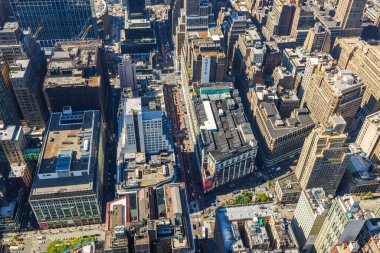 Macy 'nin mağazasının havadan görüntüsü, Empire State Binası' ndan New York 'taki sokaklar ve gökdelenler. - New York. ABD