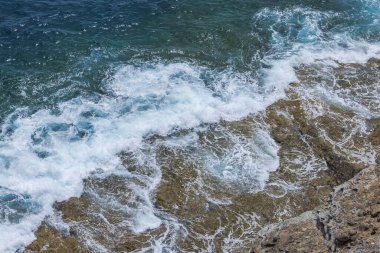 Atlantik Okyanusu 'nun dalgaları Gran Canaria' da kayalık kıyılara çarpıyor beyaz köpük ve su sıçramaları yaratıyor.. 