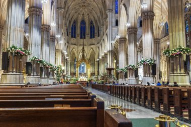 Yüksek kubbeli tavanları, süslü sütunları ve çiçekli sütunları olan St. Patrick Katedrali 'nin içi. - New York. ABD.
