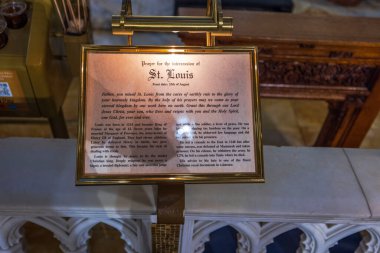 Manhattan 'daki St. Patrick Katedrali' nde sergilenen dini metinlerle Aziz Louis için dua çerçevesi. - New York. ABD.