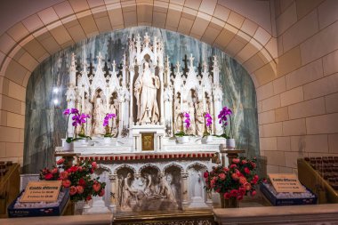 St. Patrick Katedrali 'nin içinde çiçek süslemeleri ve mumlarla süslenmiş beyaz mermer sunak. - New York. ABD.
