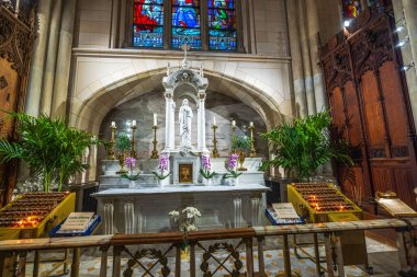 Beyaz heykel, altın şamdanlar ve St. Patrick Katedrali 'nin içindeki çiçeklerle süslü mermer sunak. - New York. ABD.