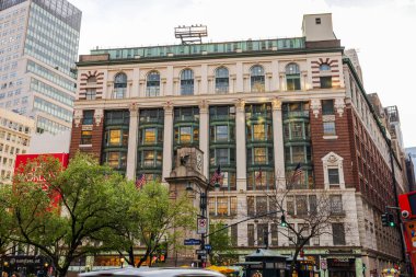Herald Square, New York 'ta tarihi Macys mağazası. Zarif mimarisi ve Amerikan bayrakları var. - New York. ABD.