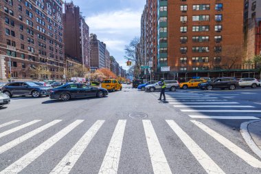Doğu 86. Cadde ile New York 'taki Park Avenue kavşağında trafik, yaya geçidi ve polis memuru var. - New York. ABD.