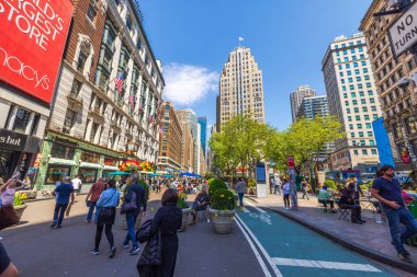 Güneşli bir bahar gününde Broadway ve Manhattan 'da 34. Cadde' de kalabalık bir yaya meydanı vardı. - New York. ABD. 