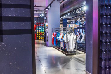 Modern spor mağazasının içinde giysi rafları ve renkli futbol topları sergileniyor. - New York. ABD.