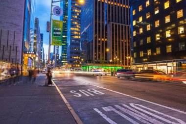 Geceleri New York 'ta Beşinci Cadde' de hareket halindeki arabaların ışık izleyicileriyle meşgul. - New York. ABD.