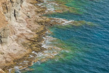Gran Canaria 'nın Rocky sahili turkuvaz dalgalarıyla Atlantik okyanusu engebeli uçurumlara çarpıyor..
