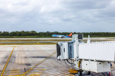 Sunwing Havayolları 'nın uçakları beyaz bulutlu mavi gökyüzüne karşı havaalanından kalkıyor. Cancun. Meksika. 