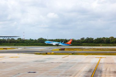 Sunwing Havayolları 'nın uçakları Cancun havaalanından beyaz bulutlu mavi gökyüzüne doğru kalkıyor. Cancun. Meksika. 