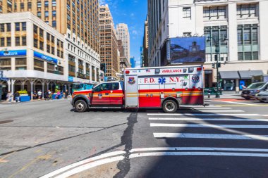 New York 'ta Yedinci Cadde ile 34. Cadde' nin kesişiminde acil çağrı sırasında hızla ilerleyen bir ambulans var. - New York. ABD. 