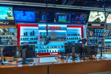 New York 'taki BH Fotoğraf Video Dükkanı' nın içinde Samsung bölümü yakınında olan kamera ve lensli Canon sergisi. - New York. ABD.
