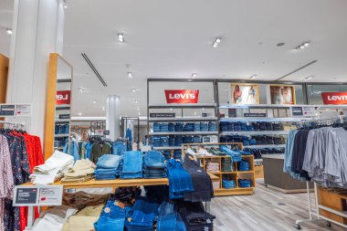 Macy mağazasının iç kısımlarında kot pantolon ve giysiyle Levis giyim sergisi. - New York. ABD.