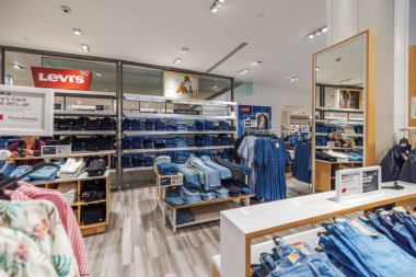 Levis kot koleksiyonu Macys mağazasındaki ahşap raflarda sergileniyor. - New York. ABD. 
