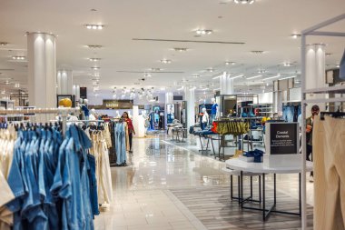 Geniş Macys mağazası modern giyim ve mankenlerle donatılmış. - New York. ABD. 