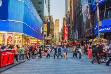 Kalabalık Times Meydanı 'nda ışıklı levhalar ve yiyecek standlarıyla kalabalık caddeyi geçiyor. - New York. ABD.