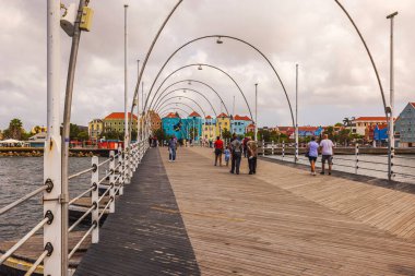 Willemstad 'daki St. Anna Körfezi' nden geçen yayalarla dolu Kraliçe Emma Köprüsü renkli Hollanda sömürge binalarına karşı. Willemstad. Curacao.