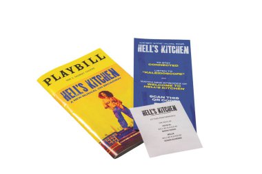 Hell 's Kitchen Broadway oyun tasarısının beyaz arka planda izole edilmiş oyuncu değişikliği ve tanıtım broşürlü editoryal görüntüsü. - New York. ABD. 