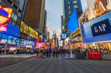 Times Meydanı 'nda renkli gece ışıkları ve bir sürü marka reklamı olan bir sürü insan. - New York. ABD. 