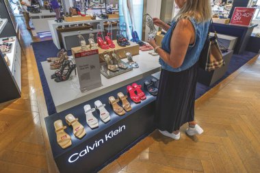 Sezonluk satış sırasında Calvin Klein 'ın yüksek topuklu sandaletlerini seçen kadın. - New York. ABD. 