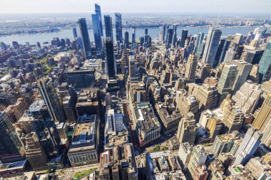 Arka planda Manhattan ve Hudson Nehri 'ne bakan Empire State Binası' ndan hava manzarası. - New York. ABD. 