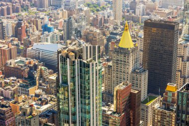 Manhattan şehir merkezindeki gökdelenlerin yakın görüntüsü. Empire State Binası 'ndan altın çatı kulesi görünüyor. - New York. ABD.