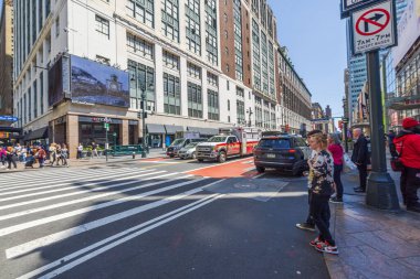 New York 'ta yaya geçidinde Macy' nin mağazasının yanındaki 34. cadde boyunca turist ve yayalarla birlikte New York ambulansı sürüyor. - New York. ABD.