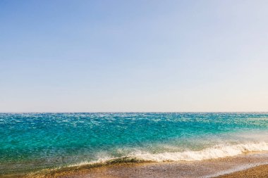 Açıklardaki rüzgar, Girit adasının Ege Denizi kıyısındaki deniz dalgalarını uzaklaştırdı.