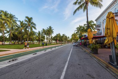 Miami Beach 'te Palm-line Walking Caddesi' nde turistler, kafeler, bisiklet şeridi ve Atlantik Okyanusu esintisi var. Miami Plajı. ABD.