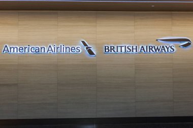 American Airlines ve British Airways, New York 'taki JFK Havaalanı terminalinin duvarına ışık tutuyordu. - New York. ABD. 