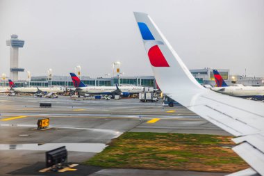 Delta Hava Yolları uçakları, kontrol kulesi ve yer servisiyle birlikte havaalanı yakınlarında park halindedir. - New York. ABD. 